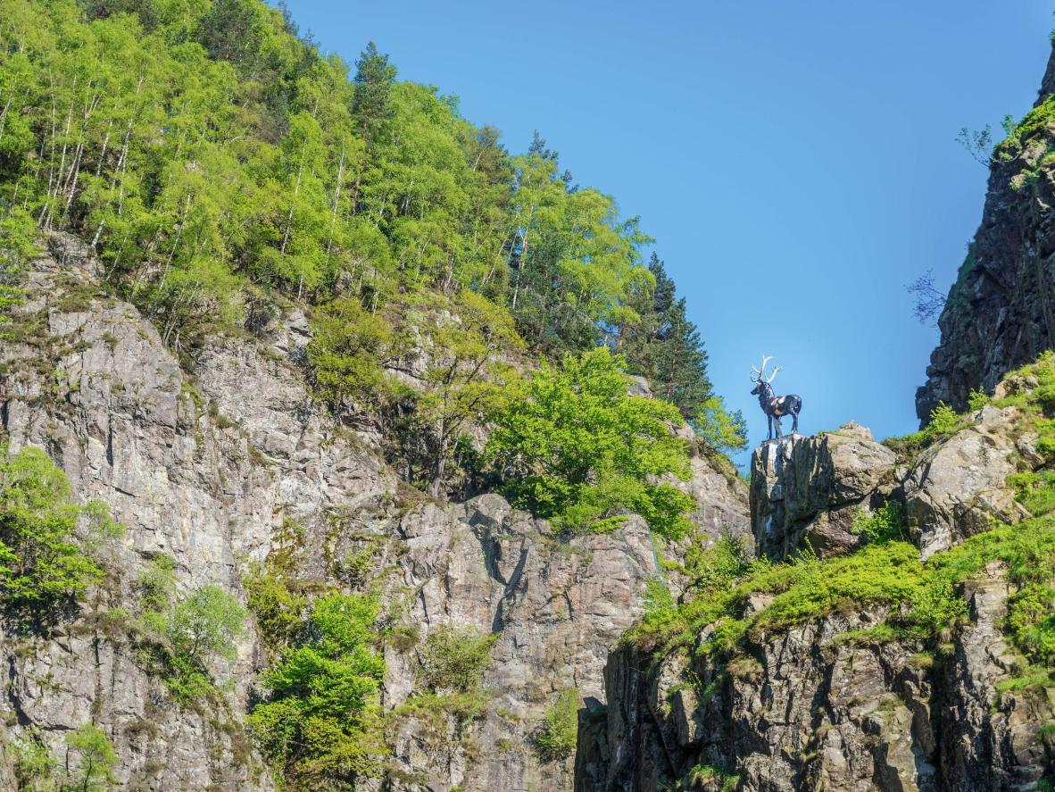 Die Statue auf dem Hirschsprung im Höllental wurde erstmals 1907 aufgestellt