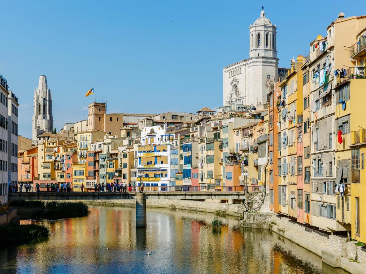 Il gioco di colori e di riflessi sulla superficie del canale
