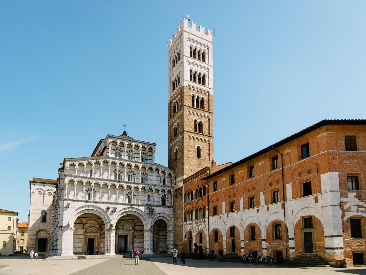 L’eclettica facciata del Duomo di San Martino