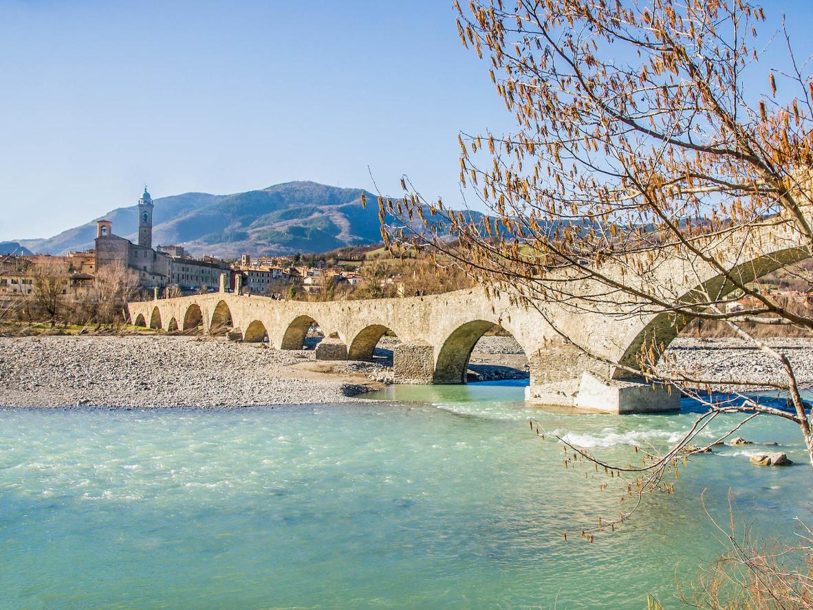 Le acque turchesi del fiume Trebbia sotto al ponte di Bobbio