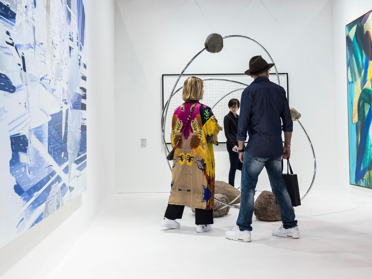 アート・バーゼル(Art Basel):厳しい出展審査を乗り越えた厳選された世界中からの作品が並ぶ。