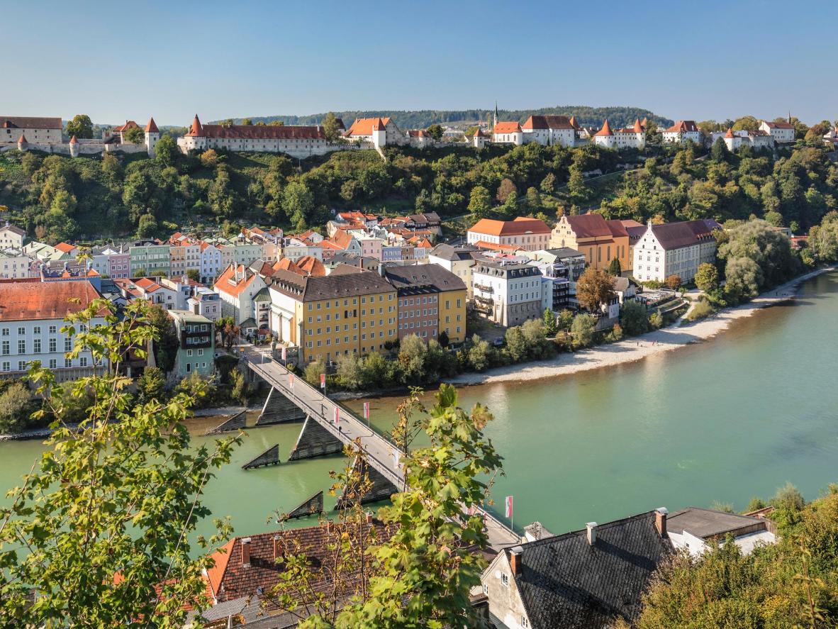 Der Ausblick von der weltweit längsten Burg auf die Stadt und die Salzach