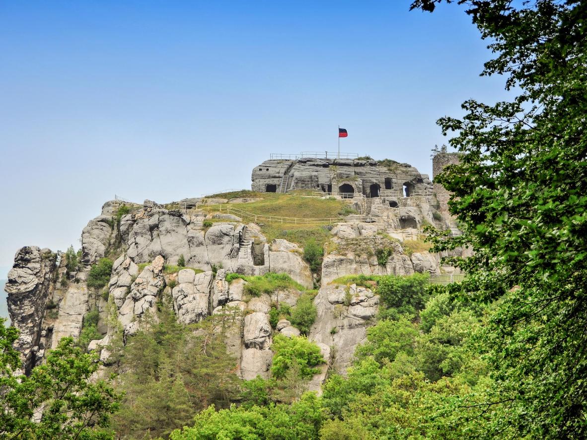 Die imposante Burg Regenstein verschmilzt mit dem mächtigen Sandsteinfelsen
