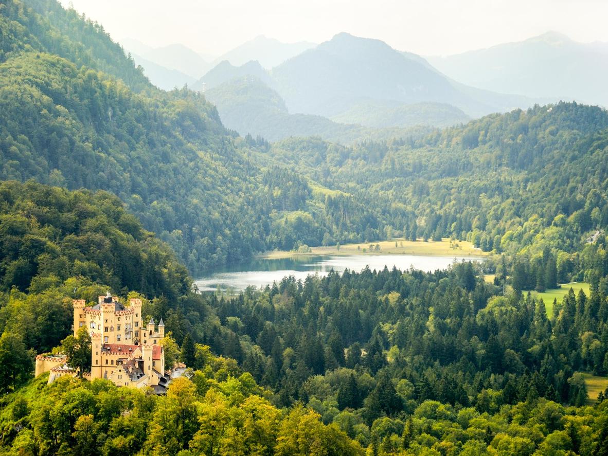 Das Schloss Hohenschwangau wird Sie nicht nur mit seiner grünen Natur begeistern