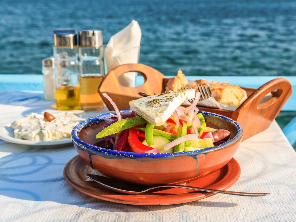 Sole, mare e… una bella insalata greca