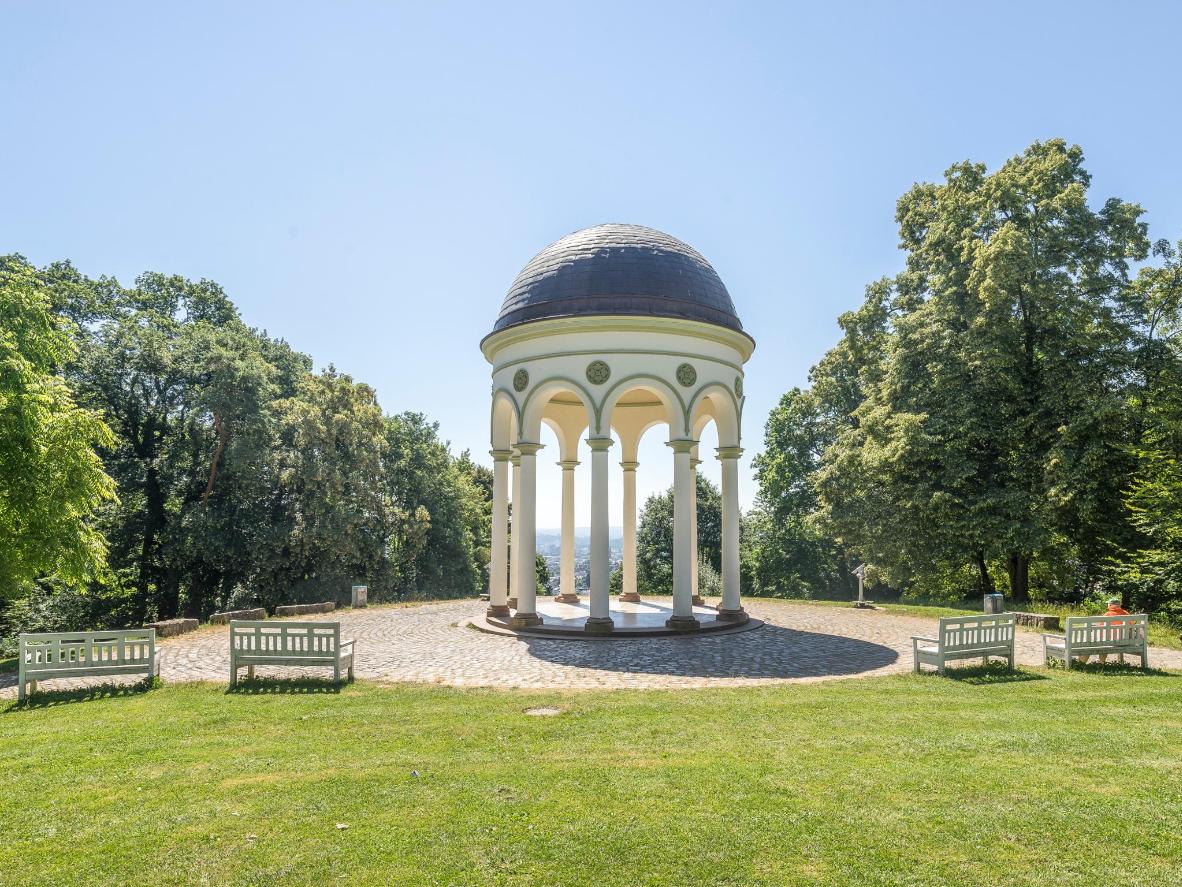 Streifen Sie mit Ihrem Hund im Englischen Garten umher