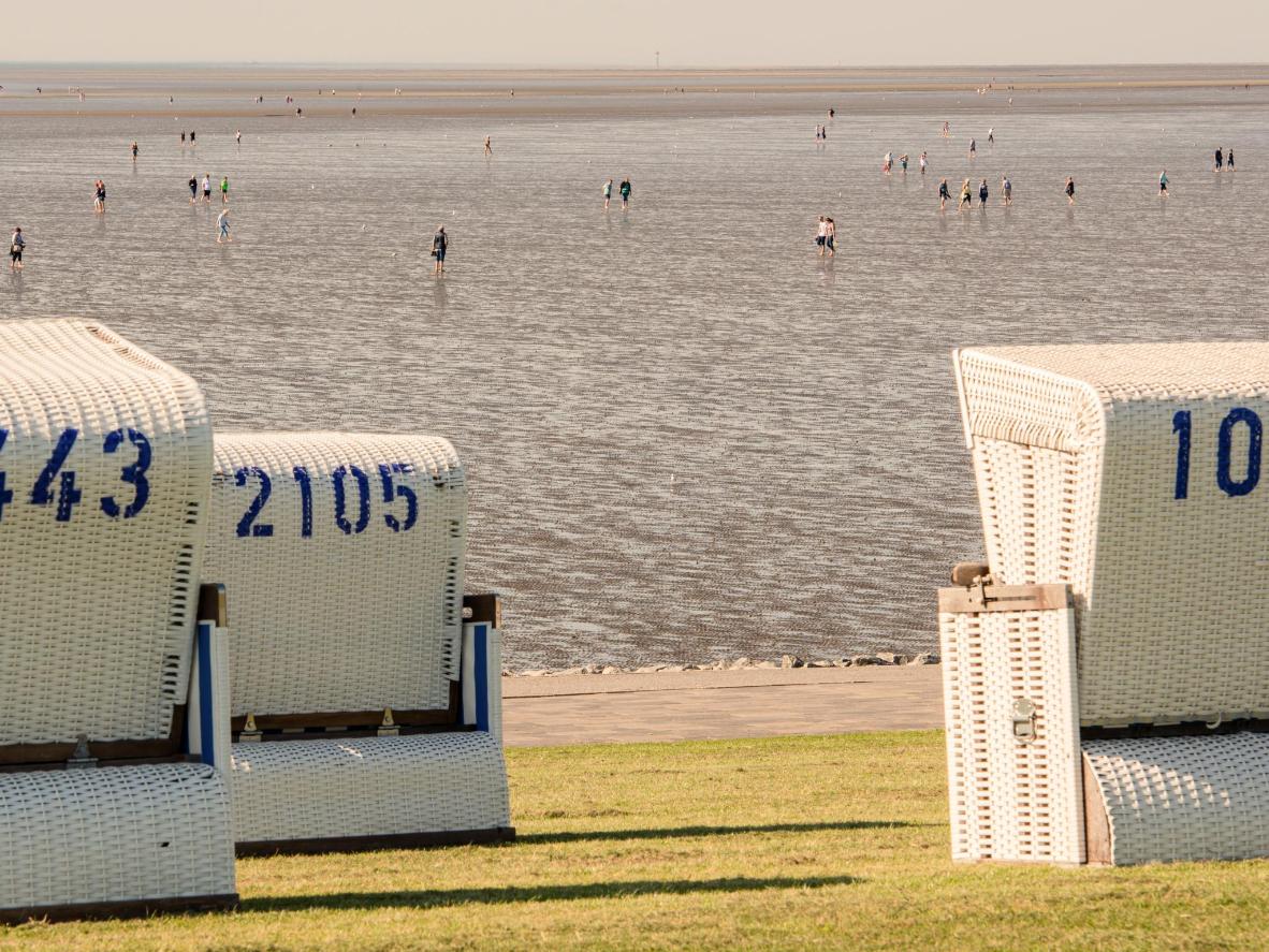 Genießen Sie den Sonnenschein, während Sie sich am Strand entspannen