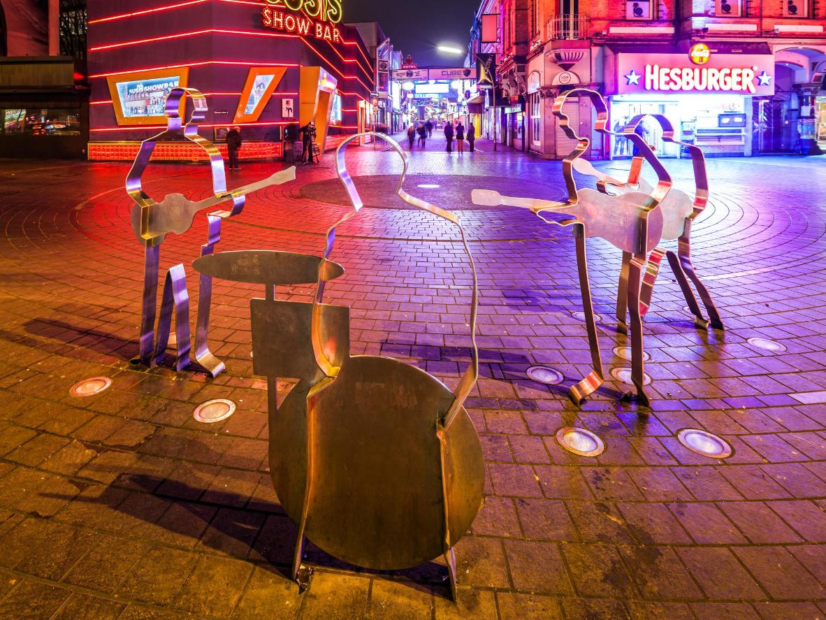 Der Platz mit den Metallstatuen der Pilzköpfe erinnert an eine Schallplatte
