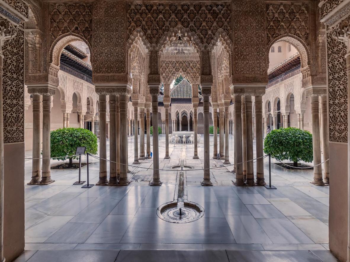 El Patio de los Leones conserva intacta la esencia del lujo nazarí