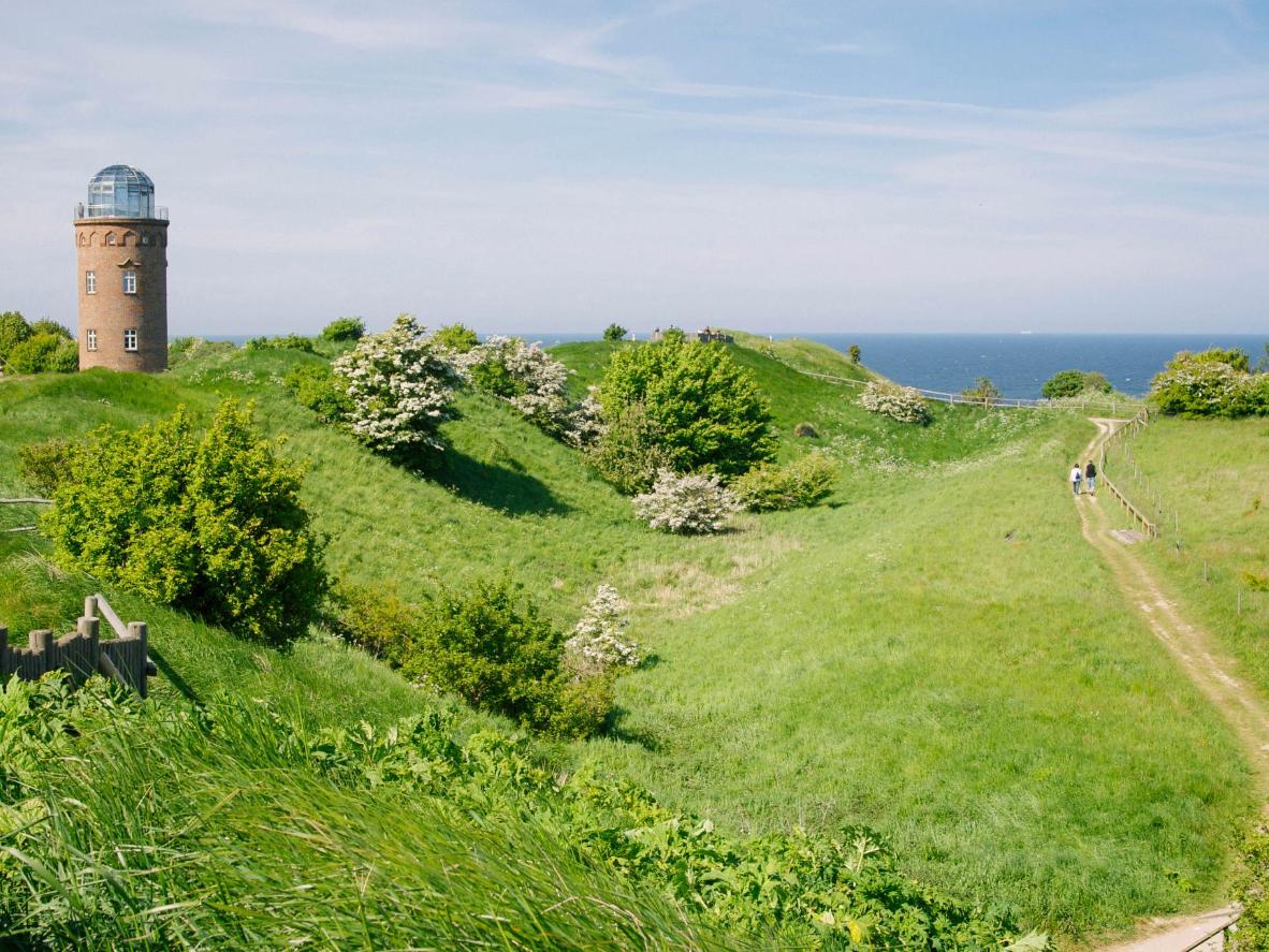 Der Leuchtturm von Kap Arkona umgeben von herrlichen grünen Wiesen