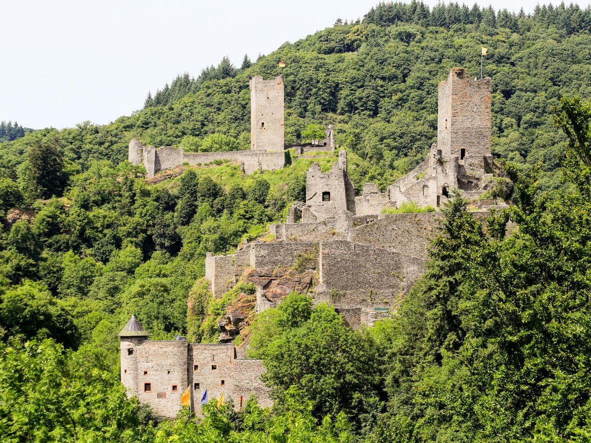 Erkunden Sie die Ruinen der Ober- und Niederburg