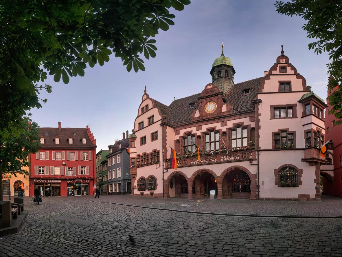 Die Bächle gehören zu Freiburg wie die Kirschtorte zum Schwarzwald