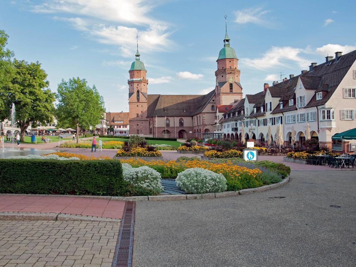 Machen Sie eine Pause auf dem größten bebauten Marktplatz Deutschlands