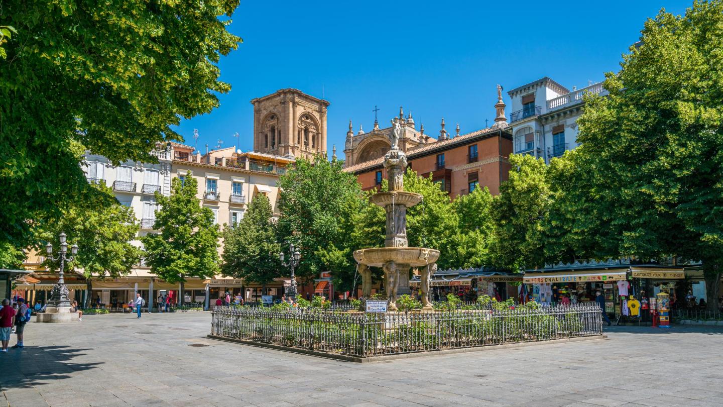 La histórica plaza de Bib-Rambla rodeada de terrazas donde tapear