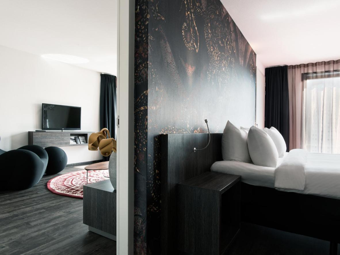 Arrive at your stay via the private jetty