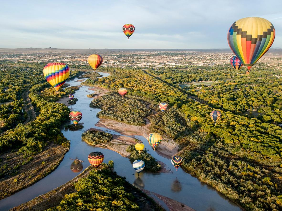앨버키키 국제 열기구 축제(Albuquerque International Balloon Fiesta)에서는 500개 이상의 열기구가 이륙한다