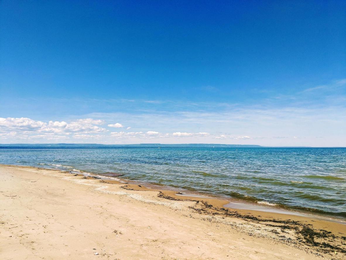 Wasaga 是世界上最長的淡水海灘，距多倫多僅一小段車程