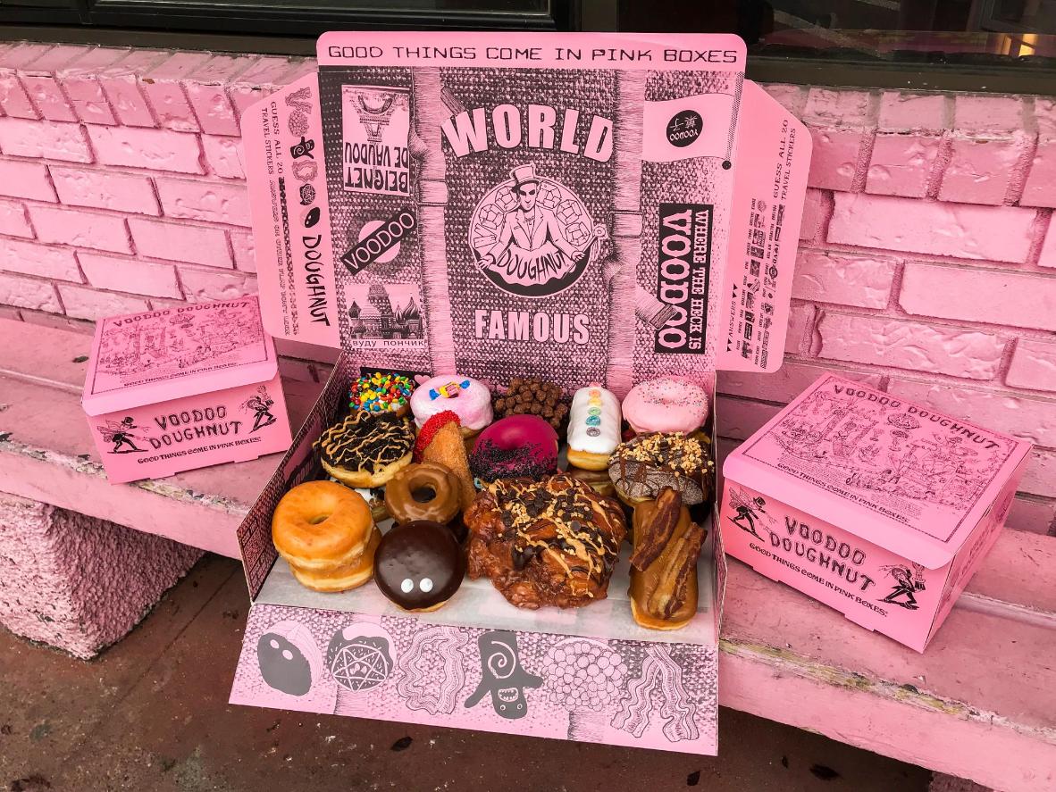 Зарядитесь энергией перед празднованием, купив пару пончиков в Voodoo Doughnut