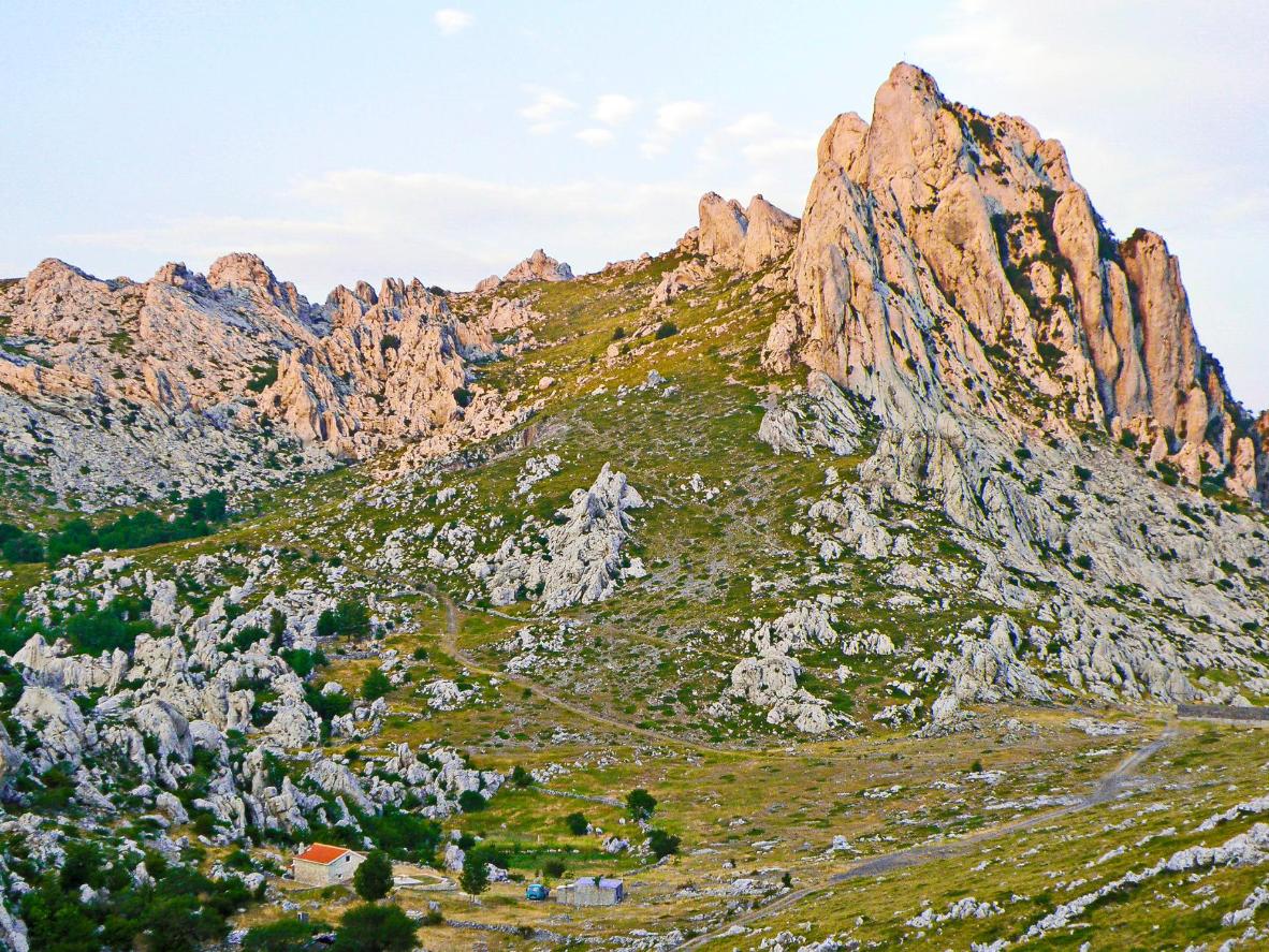 Fascinerende rotsformaties domineren het landschap van Noord-Velebit