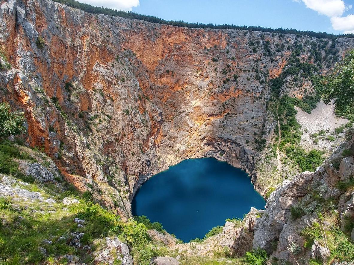 Úchvatné Červené jezero se nachází v největším zříceném závrtu v Evropě 