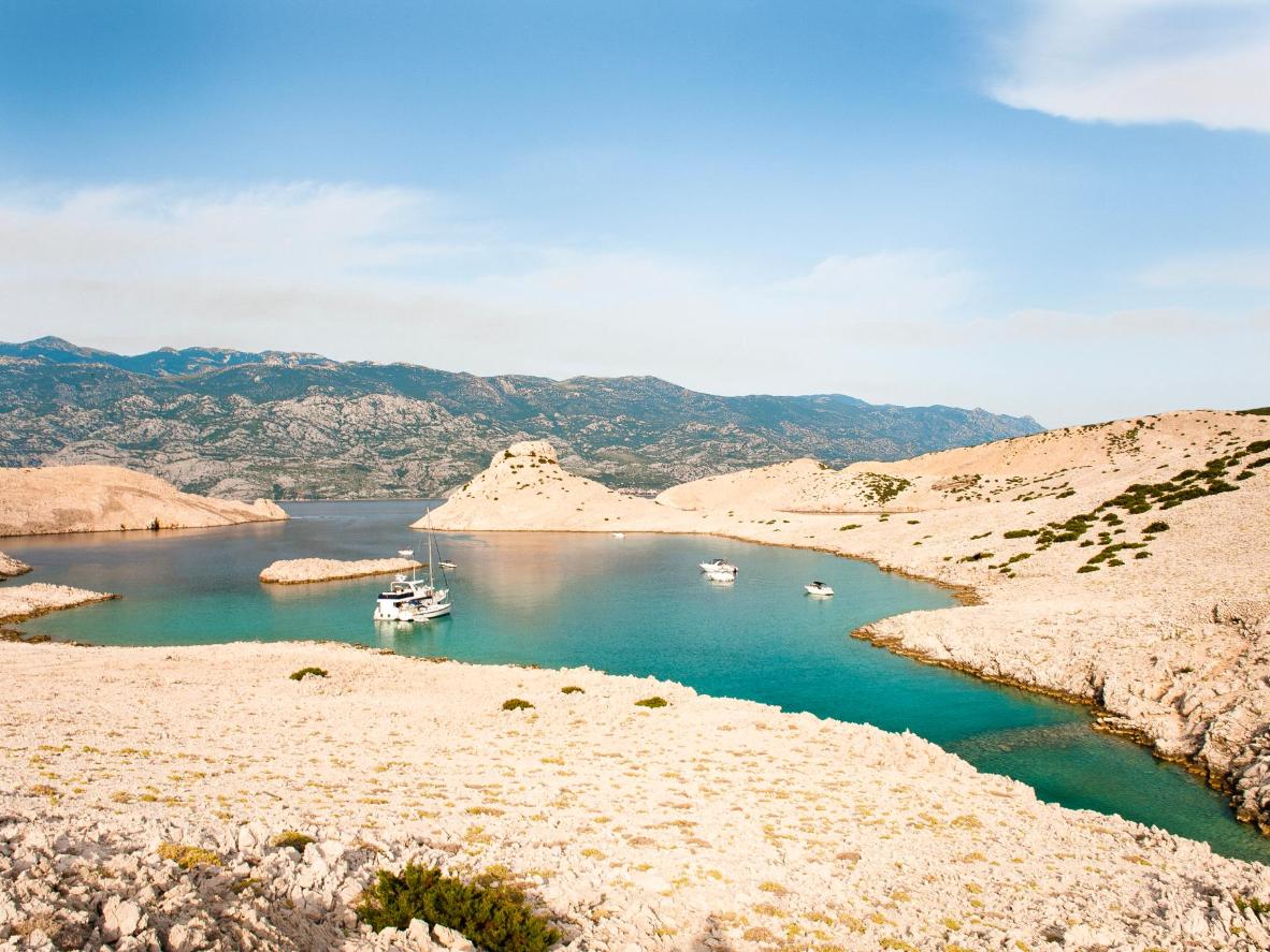 El paisaje lunar de Pag se aprecia mejor desde el agua que baña sus costas doradas