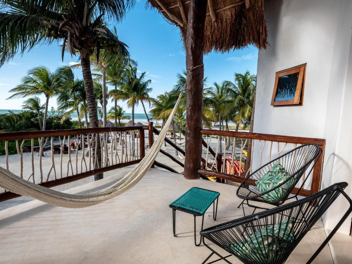 Disfruta de tu terraza privada con hamaca y piscina en Villas HM Palapas del Mar