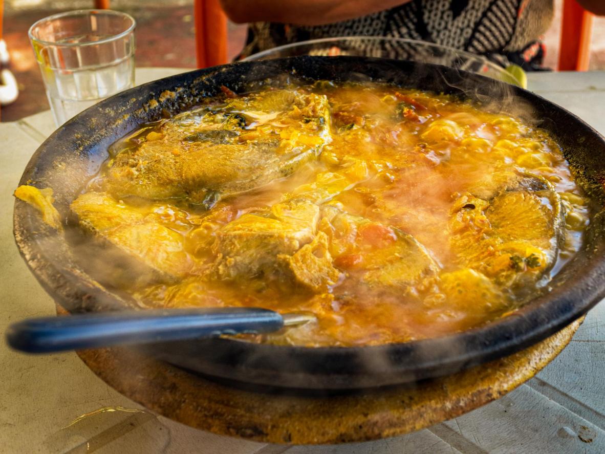 Try the steaming moqueca de peixe at Restaurante Pe Na Areia