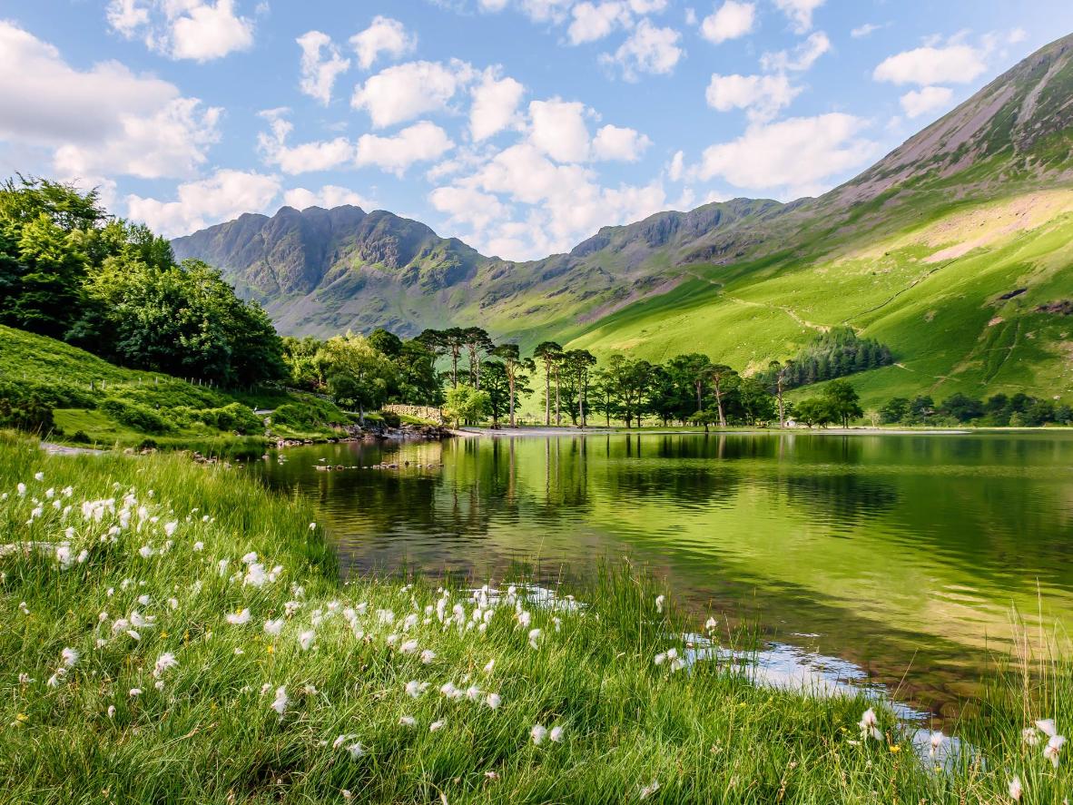 Lagos al pie de algunas de las montañas más altas de Inglaterra