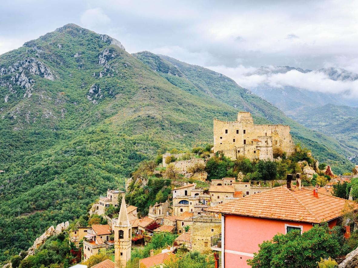 Il verde dell’entroterra sullo sfondo di Castelvecchio di Rocca Barbena