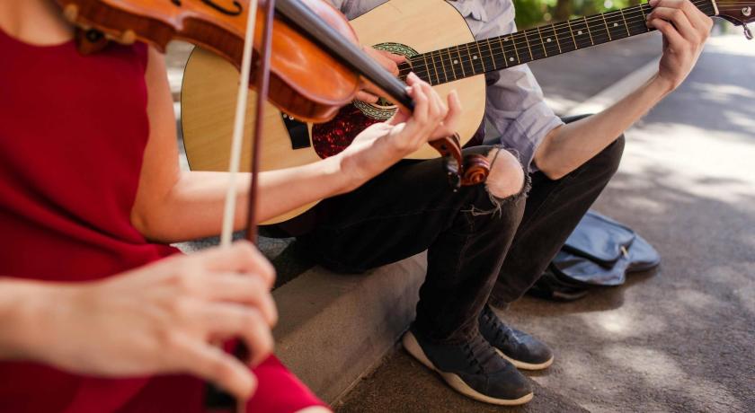 What are the best places to discover local music? 🎵🎸🎤